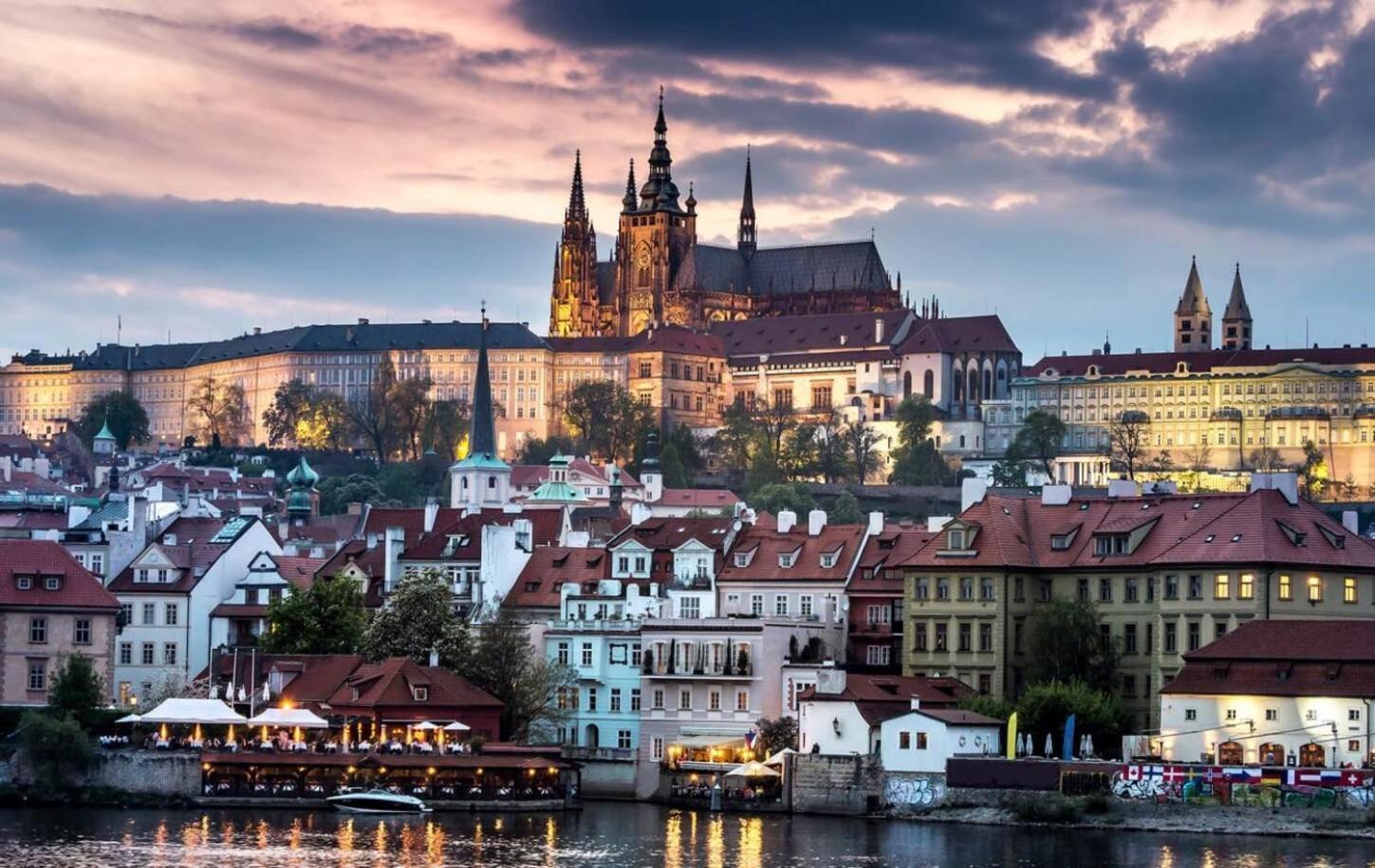 Spacious Apartments Near Karlin Square Prague Extérieur photo